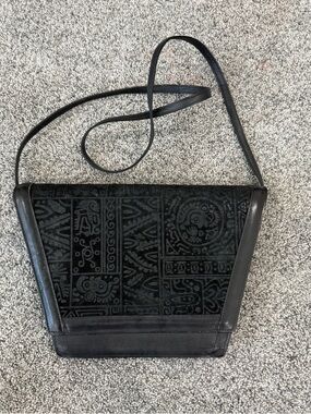 Vintage Roberto Vascon Black Genuine Emboss Leather Magnetic Snap Crossbody Bag